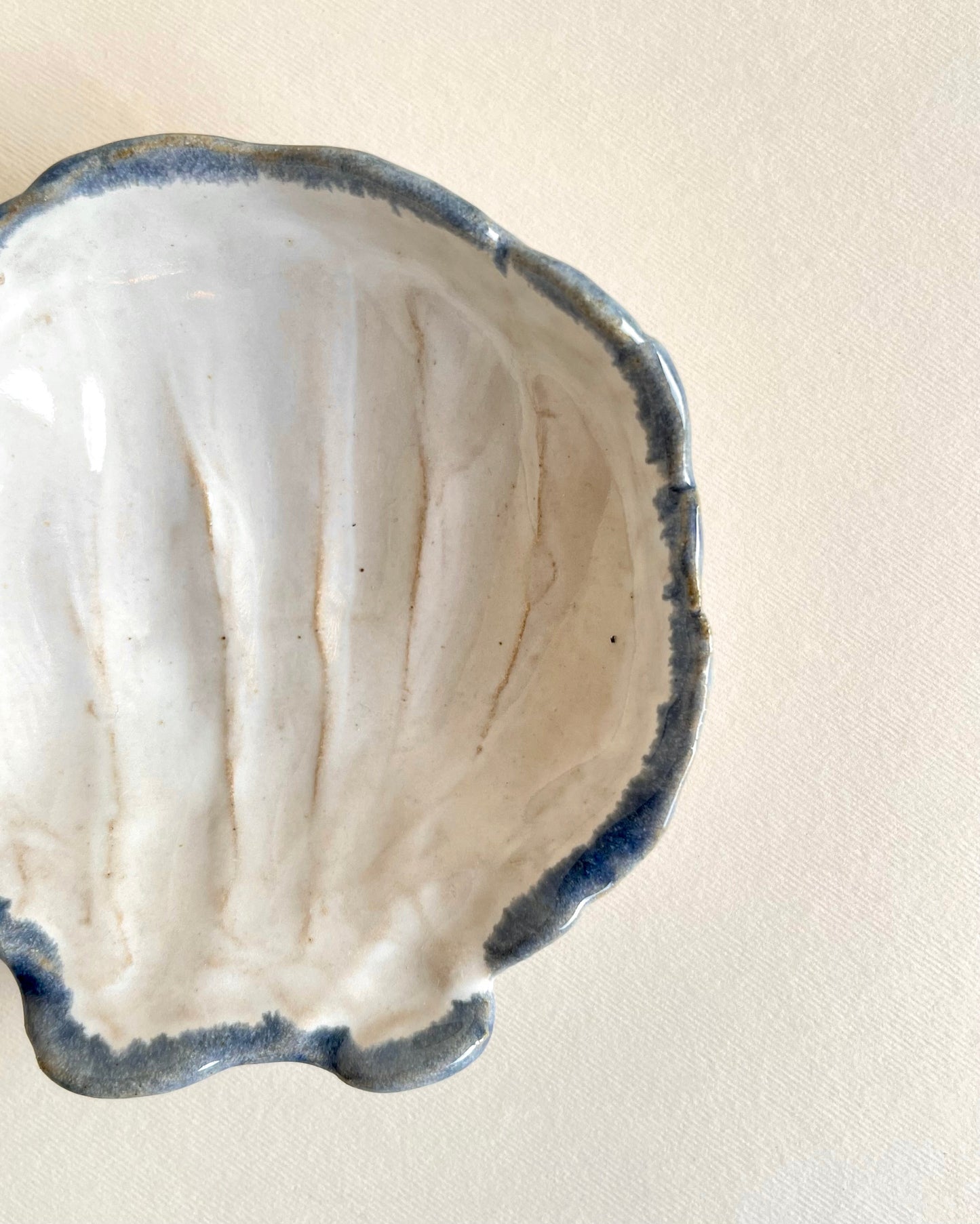 Pocillo de Cerámica Ostión Blanco con Borde Azul