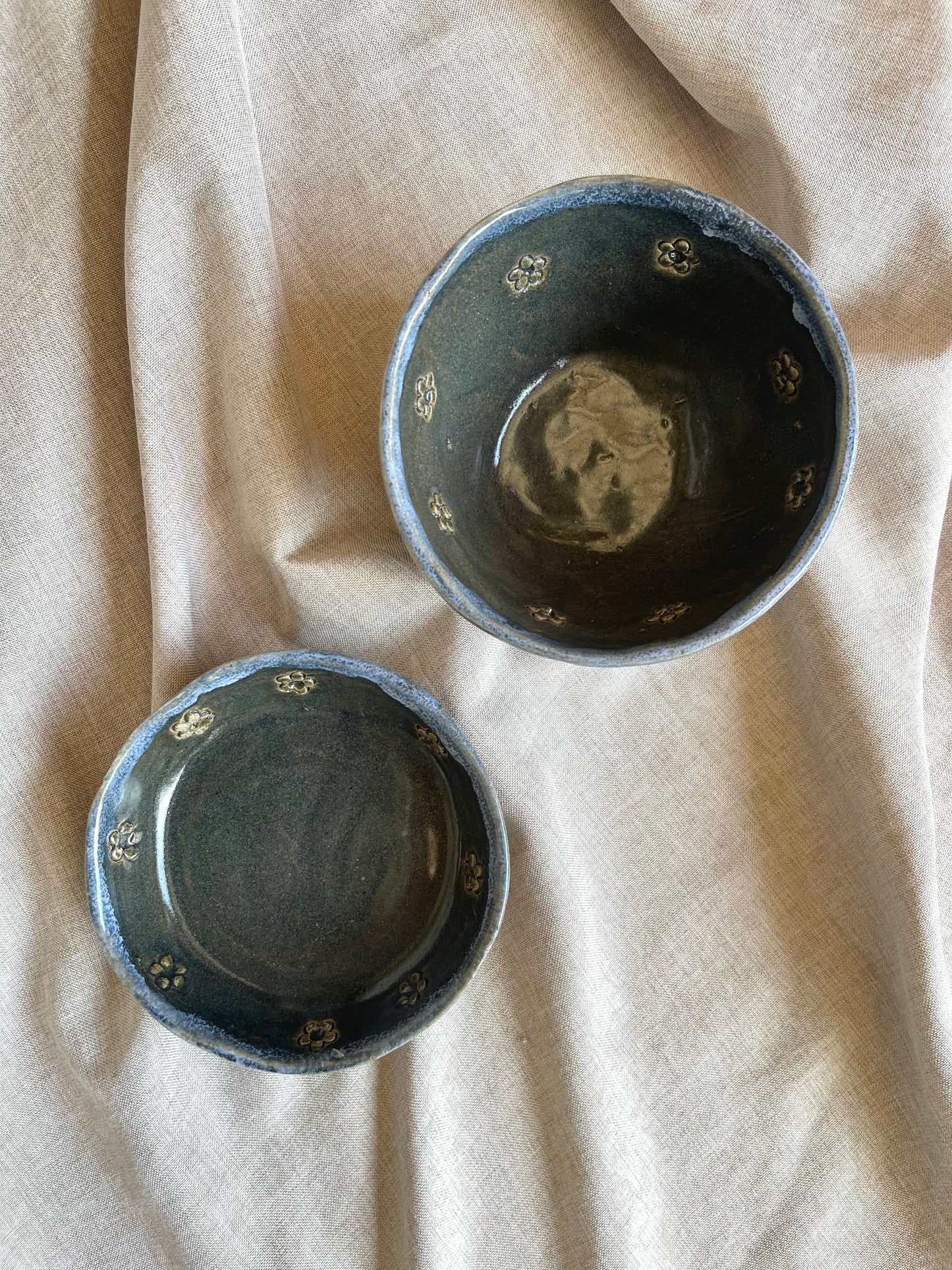 Dúo de Pocillos de Cerámica Gres Gris Borde Azul Hechos a Mano