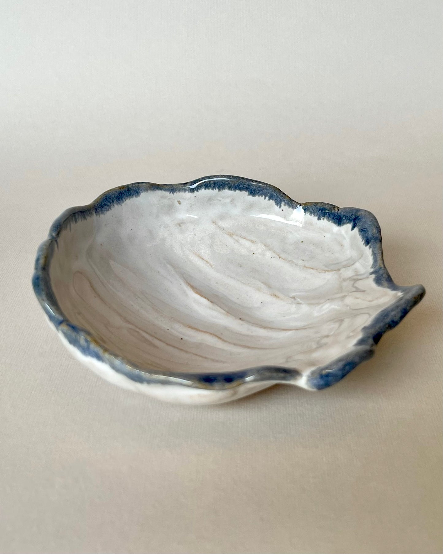 Pocillo de Cerámica Ostión Blanco con Borde Azul