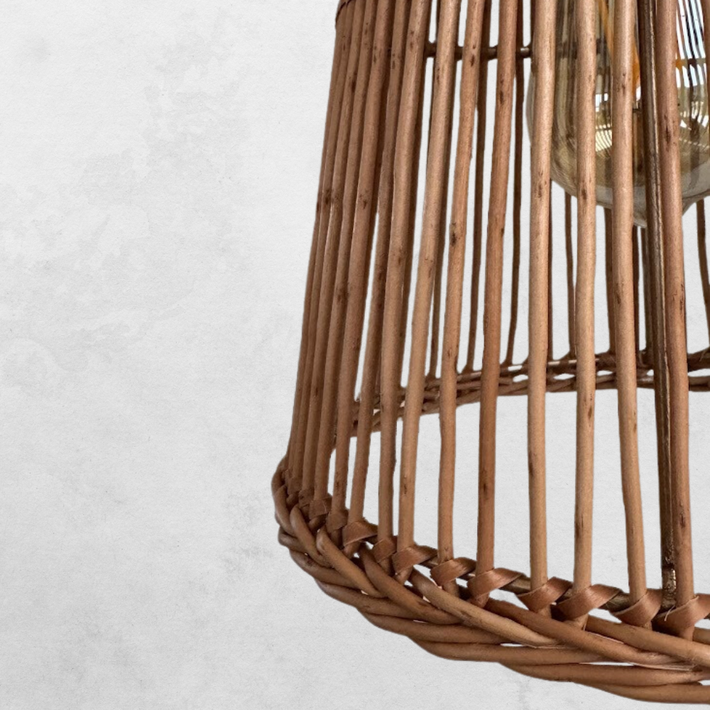 Lámpara Cono de Mimbre 22x25 con Soporte de Madera - Veta Indómita