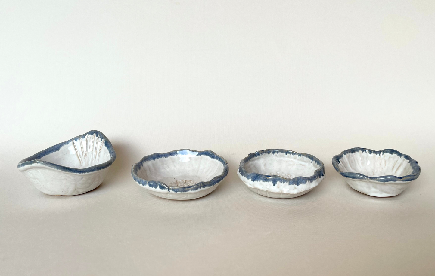 pocillos ceramica blanco con azul set picoteo cerámica gres hecho a mano, artesanal 