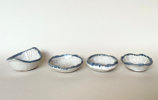 pocillos ceramica blanco con azul set picoteo cerámica gres hecho a mano, artesanal 