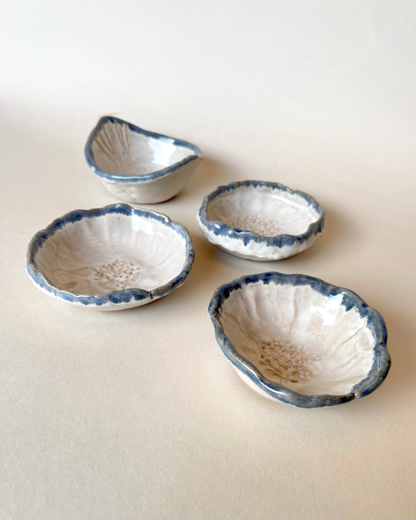 pocillos ceramica blanco con azul set picoteo cerámica gres hecho a mano, artesanal 