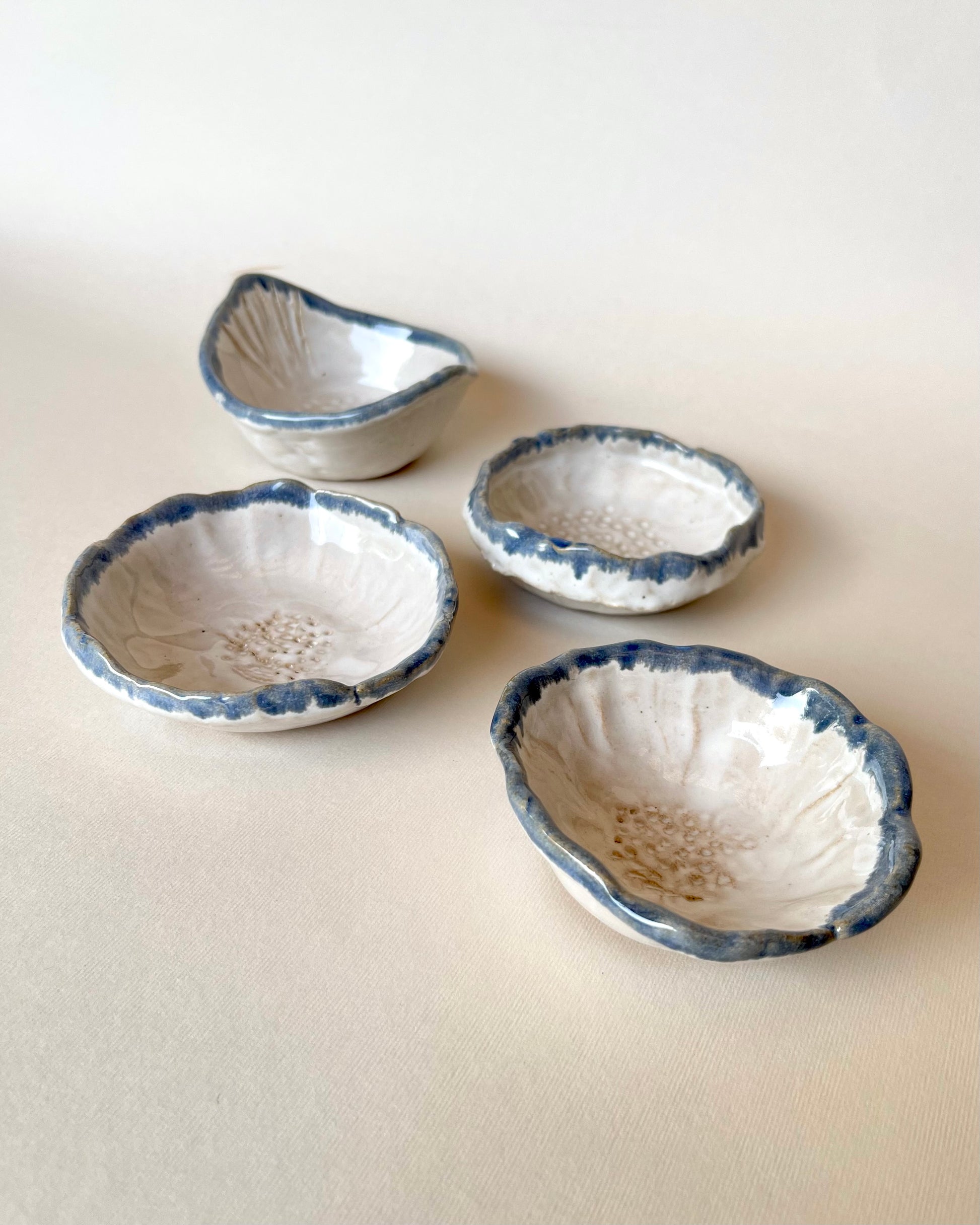 pocillos ceramica blanco con azul set picoteo cerámica gres hecho a mano, artesanal 