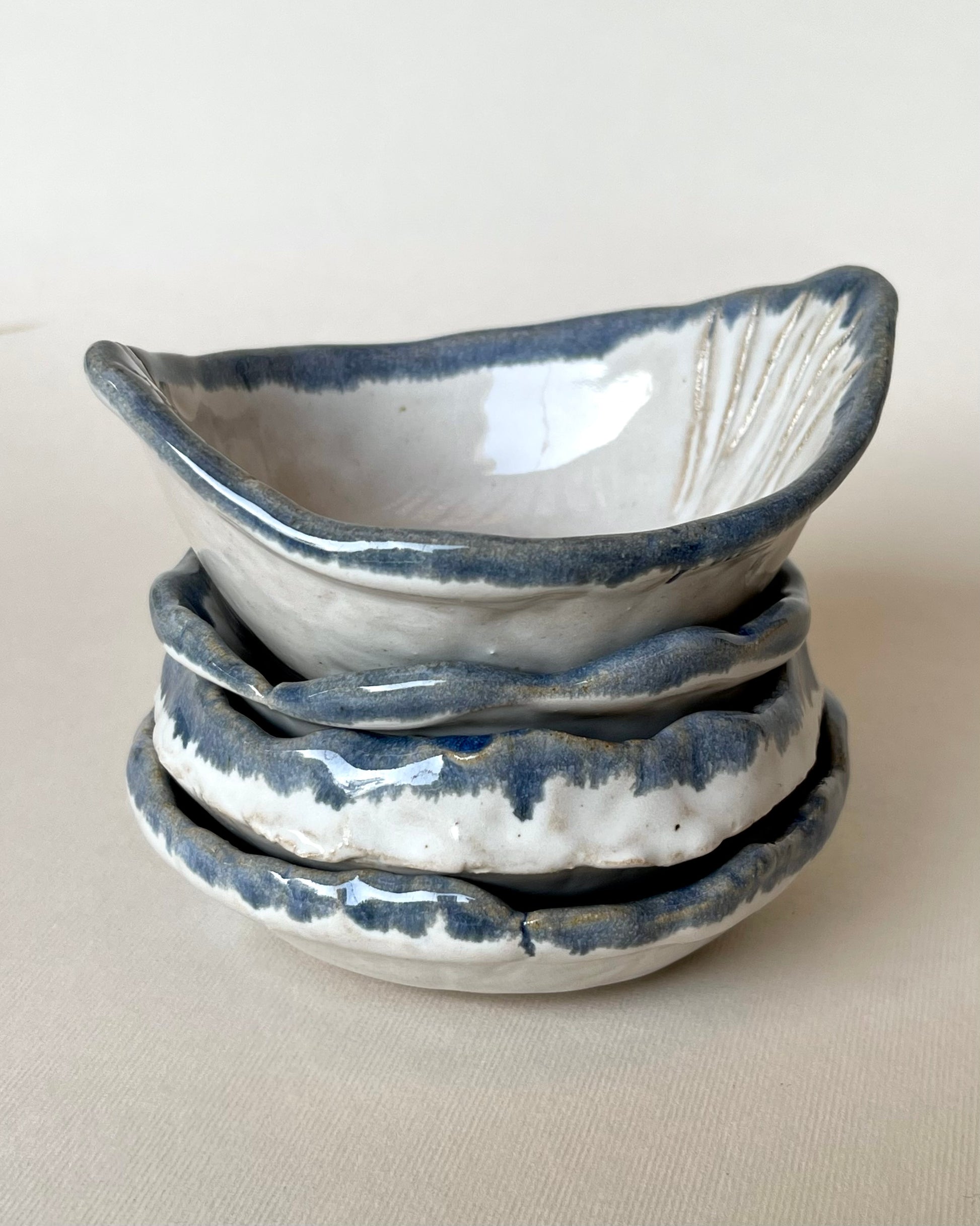 pocillos ceramica blanco con azul set picoteo cerámica gres hecho a mano, artesanal 