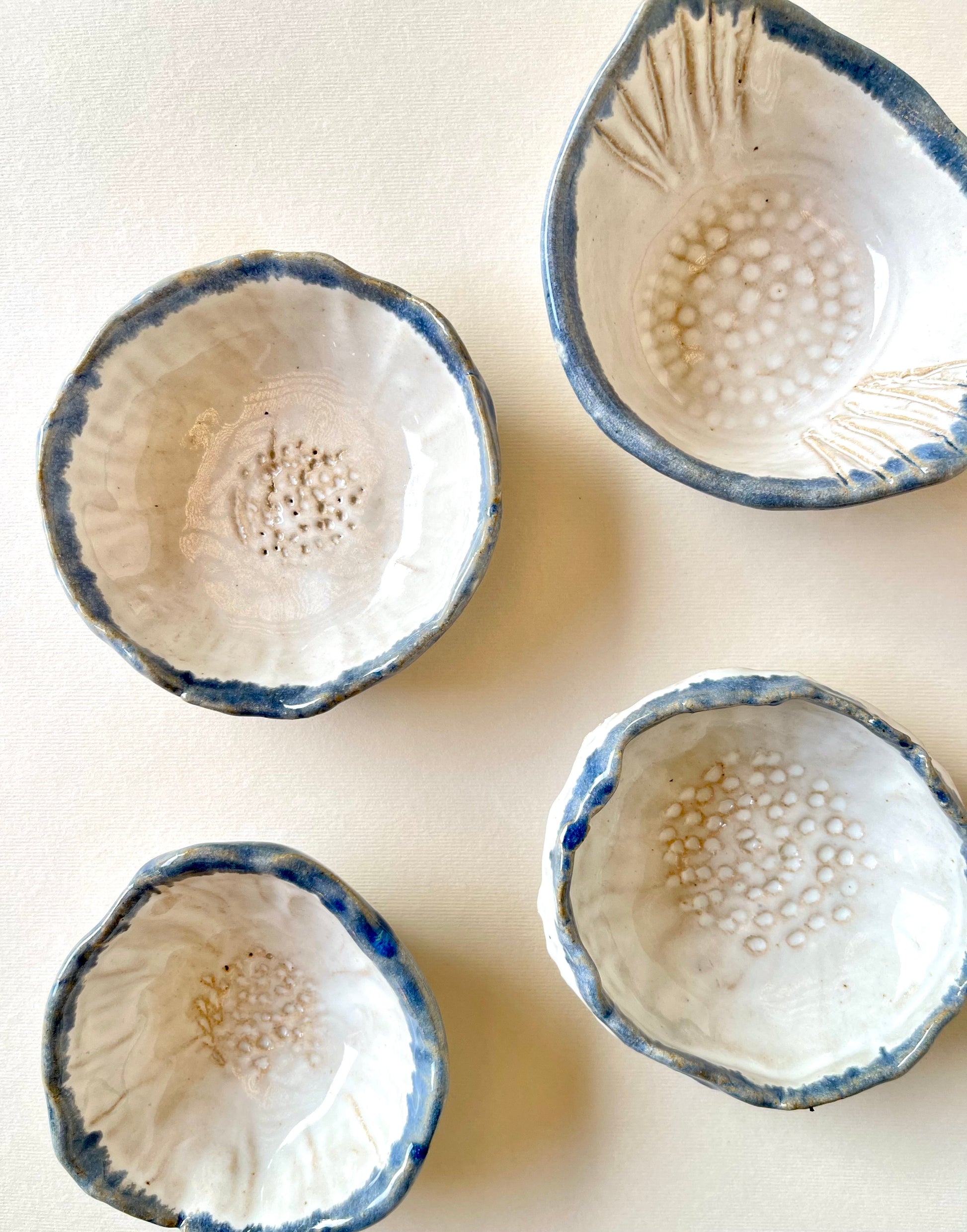 pocillos ceramica blanco con azul set picoteo cerámica gres hecho a mano, artesanal 